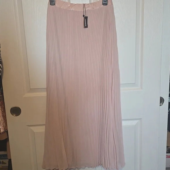 Express High Waisted Pleated Midi Skirt in Baby Pink Blush NWT - Picture 2 of 3